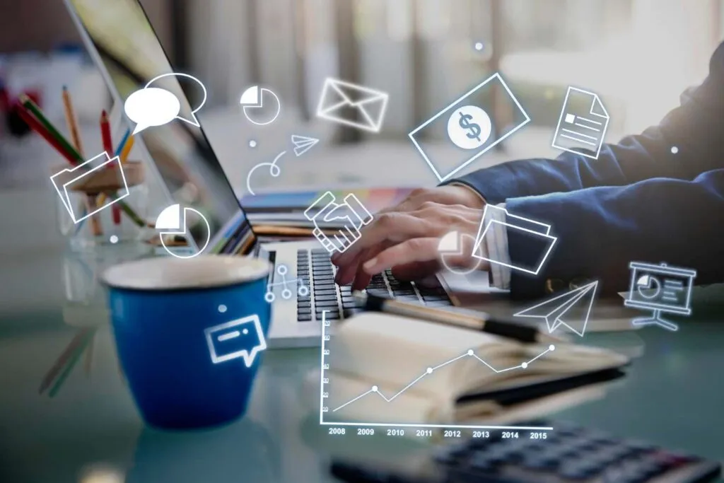 Equipe analisando estratégia de Marketing B2B para empresas