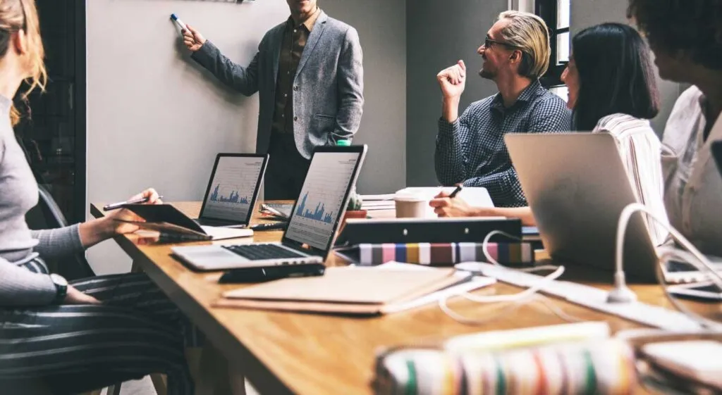 Comparação entre estratégias de marketing B2B e B2C