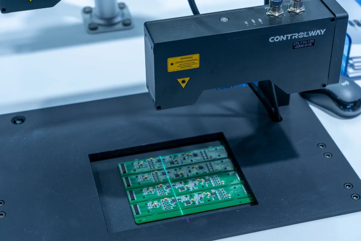 Máquina de inspeção automática a laser analisando placas de circuito impresso numa linha de produção de eletrônicos