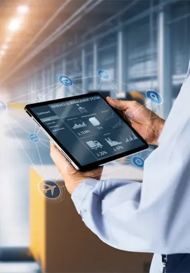 Gestor consultando indicadores de produção em um tablet dentro da fábrica