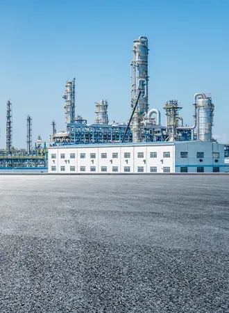 Planta industrial com torres de processo sob céu azul