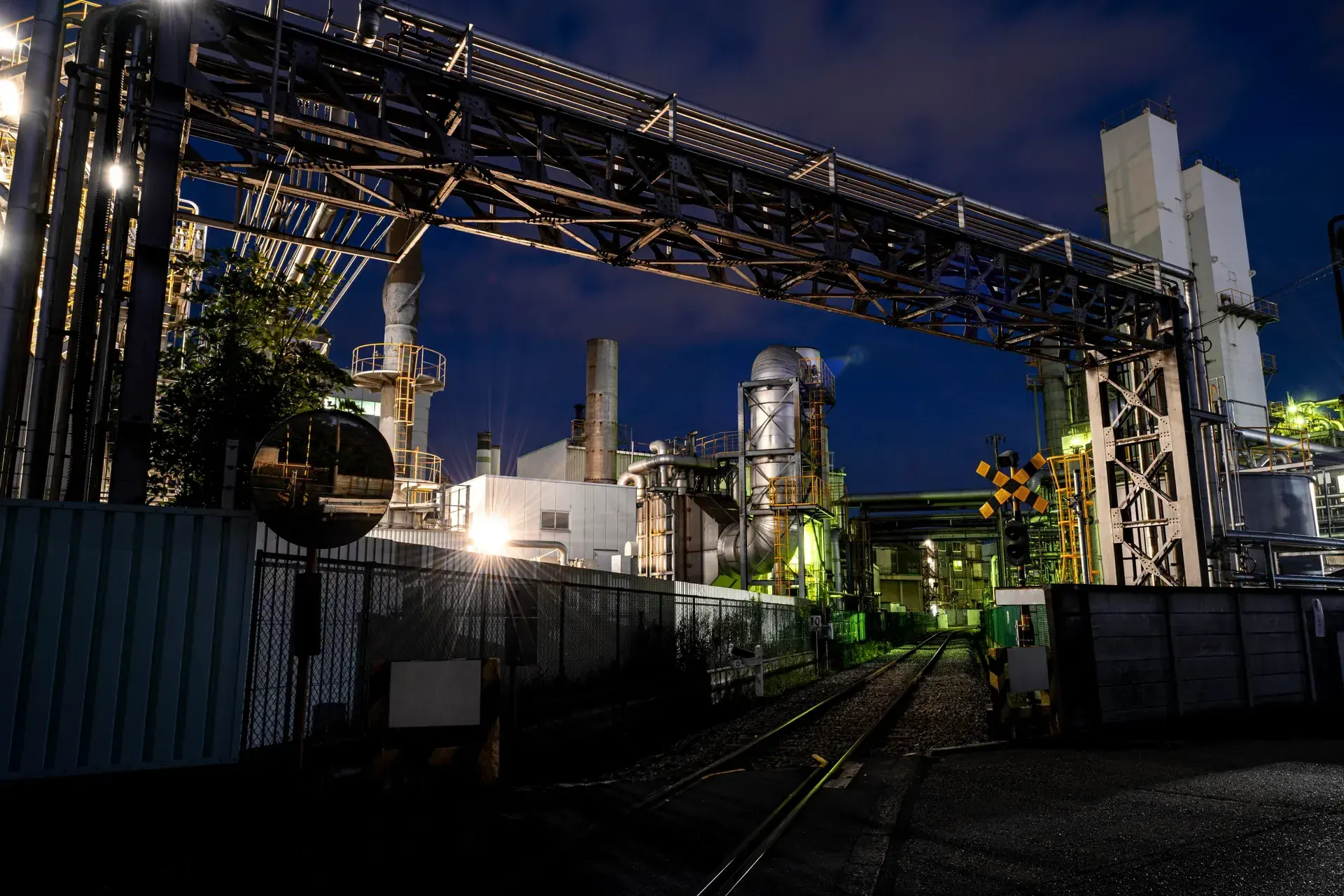 Planta industrial com estrutura metálica ao entardecer