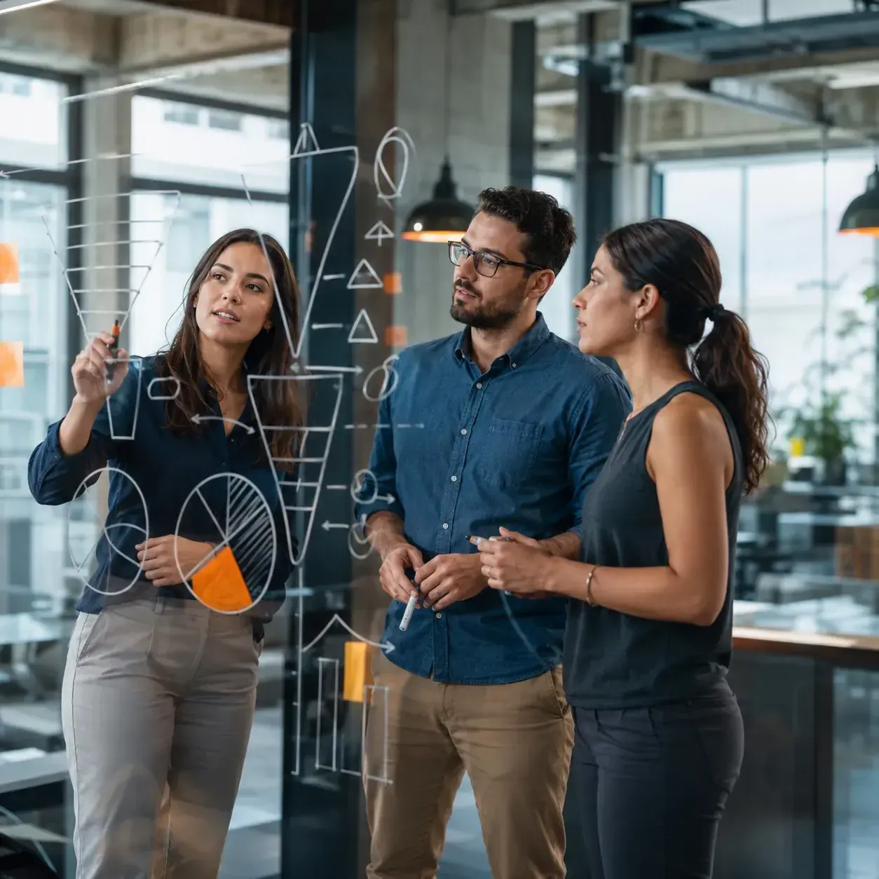 Consultora respondendo perguntas de uma empresa B2B sobre geração de leads